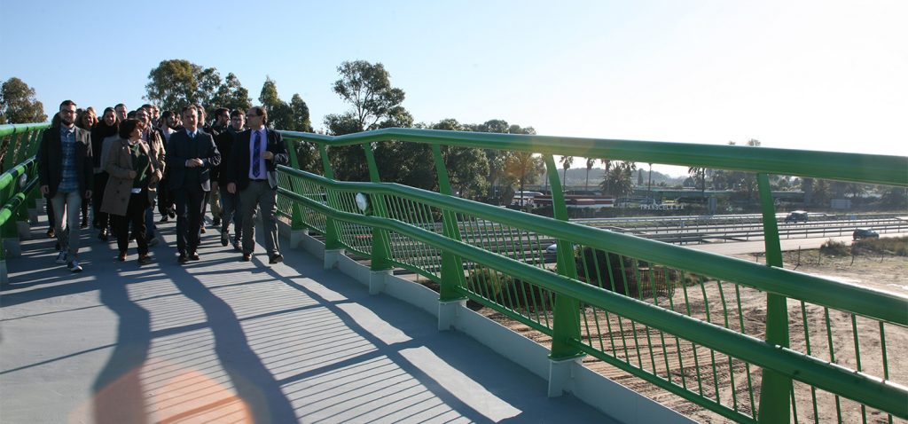 La UCA inaugura la pasarela que conecta a la Escuela Superior de Ingeniería con la estación Las Aletas