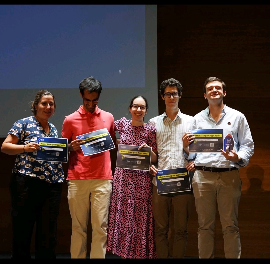 La investigadora de la ESI Isabel López entre los ganadores del del Hackathon NASA International Space Apps Sevilla