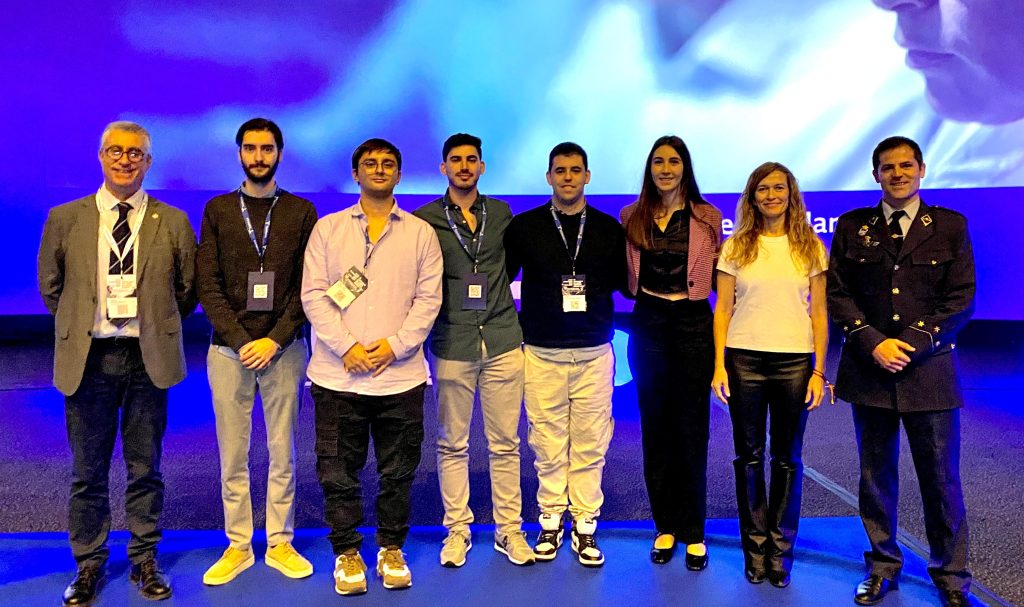 IMG El equipo de la ESI recoge su premio como ganador del hackathon Talent4Cyber en Madrid