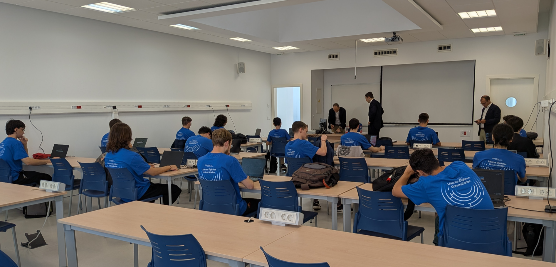 Estudiantes durante el desarrollo de la primera prueba